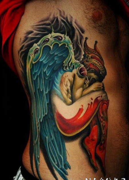 侧腰上蓝色翅膀的天使纹身图案