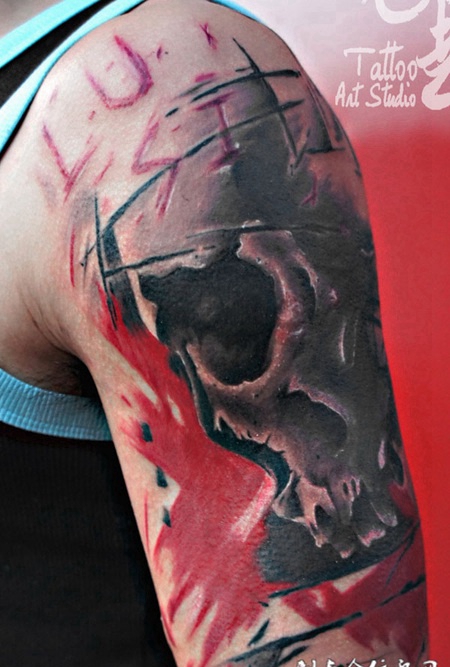 胳膊上戴着骷髅纹身图案