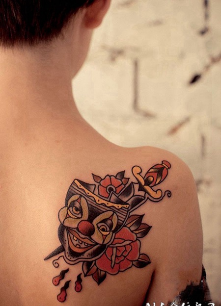肩上的面具匕首玫瑰纹身图案