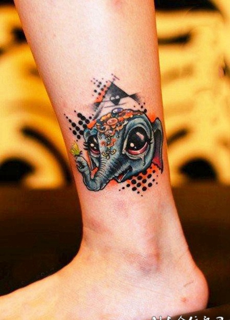 脚腕上的象头纹身图案