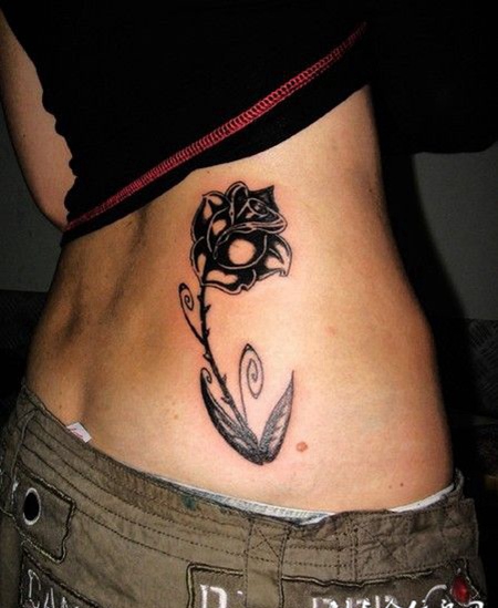 后腰上的玫瑰纹身图案