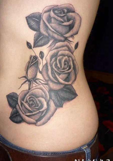 侧腰上的玫瑰纹身图案