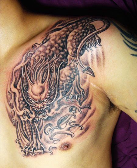 胸前的貔貅纹身图案