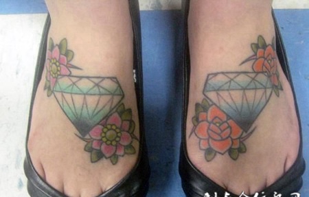 脚面上的钻石花朵纹身图案