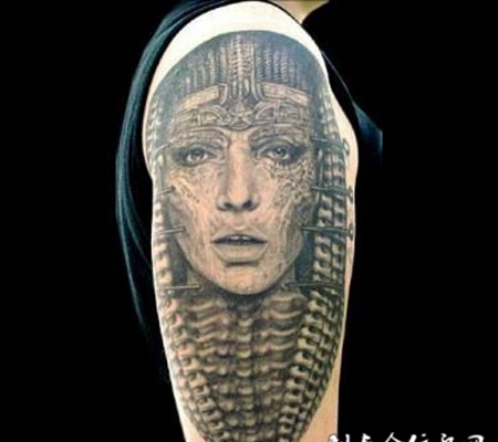 大臂上的美女雕像纹身图案