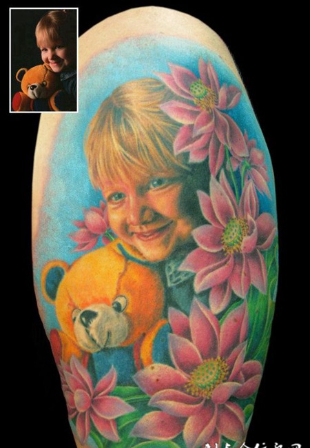 大臂上的女孩莲花纹身图案