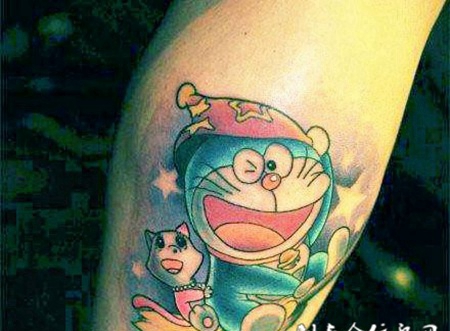 胳膊上的哆啦A梦纹身图案