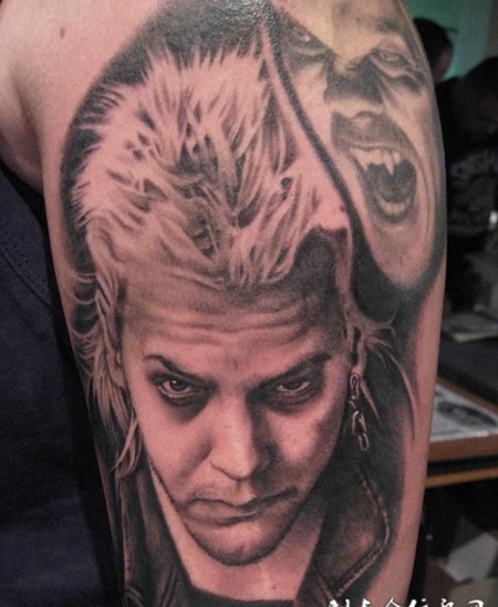 大臂上的恶魔吸血鬼纹身图案