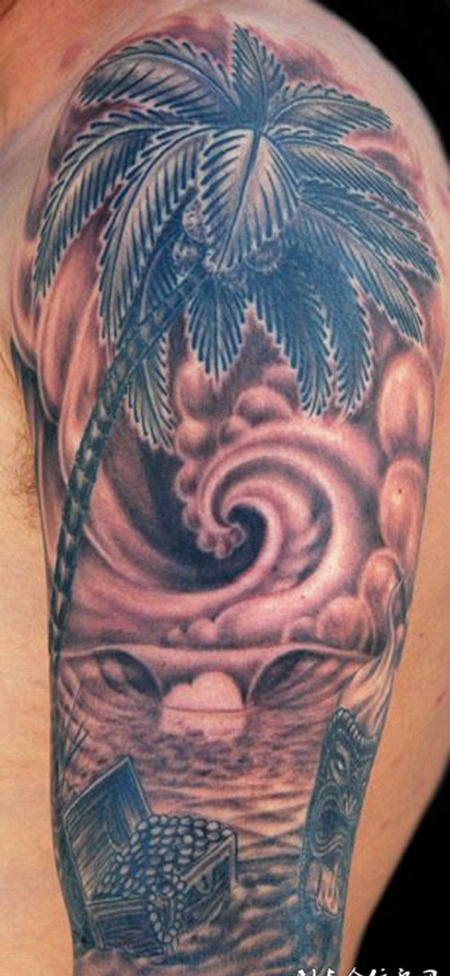 大臂上的海边椰子树纹身图案
