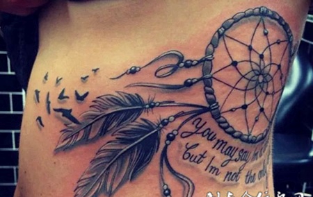 身侧的黑灰色捕梦网纹身图案