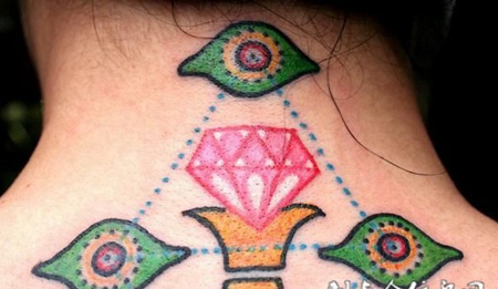 脖子后的钻石眼睛纹身图案