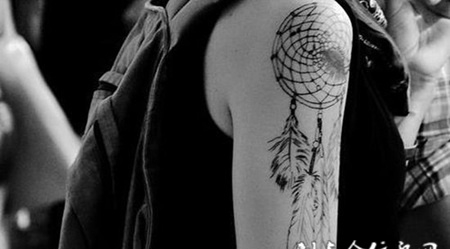 大臂上的黑灰色的捕梦网纹身图案