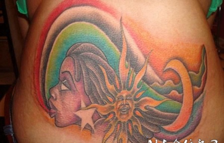 后腰上的太阳彩虹女纹身图案