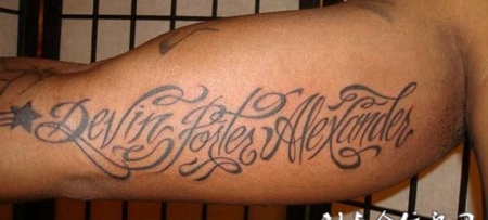 大臂内侧的花体字英文纹身图案