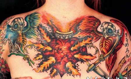 胸前的桃心火焰骷髅怪纹身图案