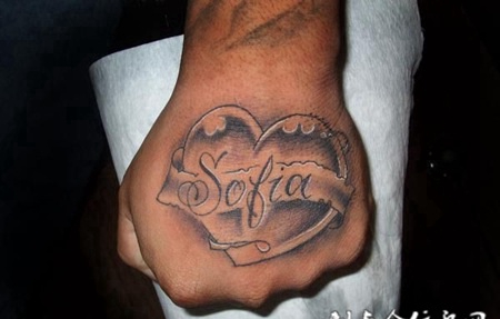 手背上的桃心英文纹身图案
