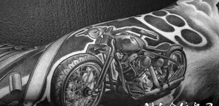 大臂上的黑灰色摩托机车纹身图案
