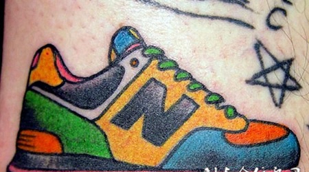 大臂上的运动鞋纹身图案