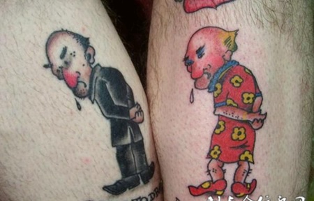 大臂上的情侣小矮人纹身图案