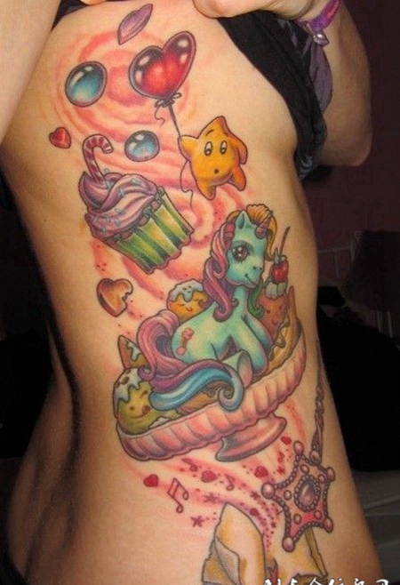 身侧的卡通天马星星纹身图案