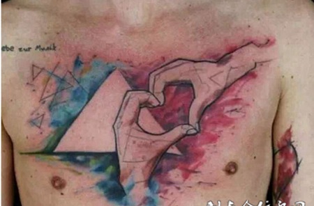 胸前的水彩桃心手纹身图案