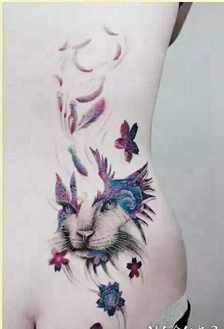 后腰上的猫咪花朵纹身图案