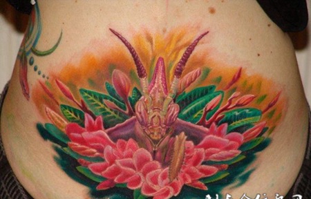 后腰上的花朵螳螂纹身图案