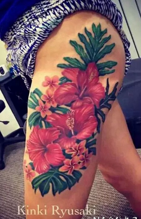 大腿上的木槿花树叶纹身图案