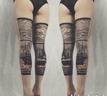 大腿上的黑灰色建筑纹身图案