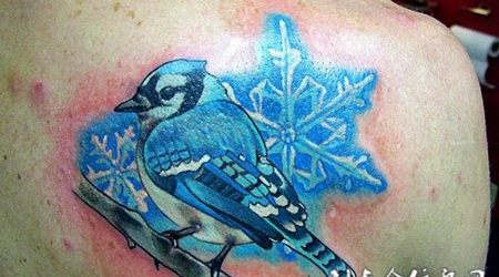 后背上的雪花小鸟纹身图案