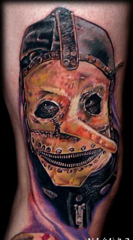 腰侧的小丑纹身图案