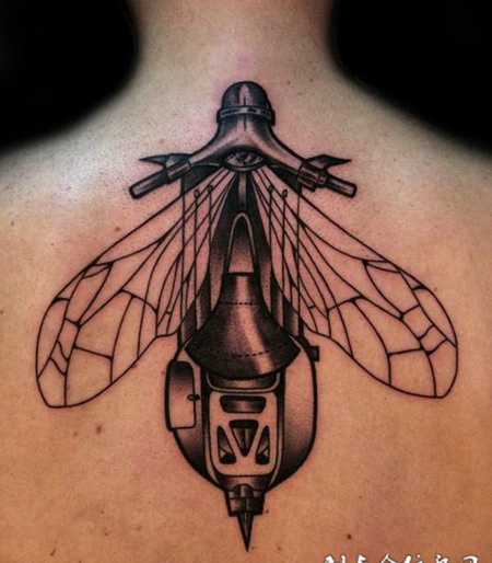 后背上的苍蝇形状的眼睛机械纹身图案