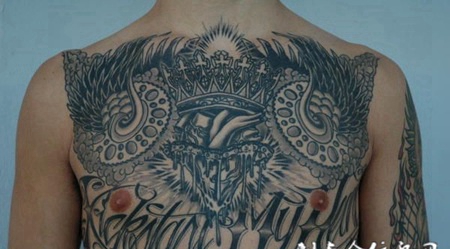 花胸皇冠翅膀纹身图案