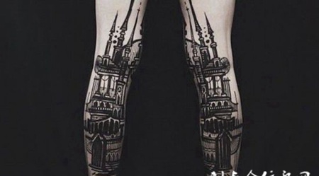 小腿上的黑灰色建筑纹身图案