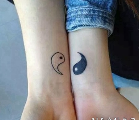 手腕上的情侣太极纹身图案