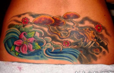 后腰上的古树河流纹身图案
