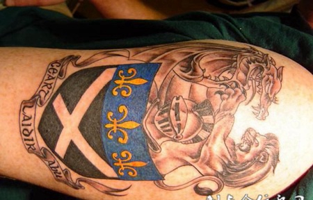 胳膊上的徽章纹身图案