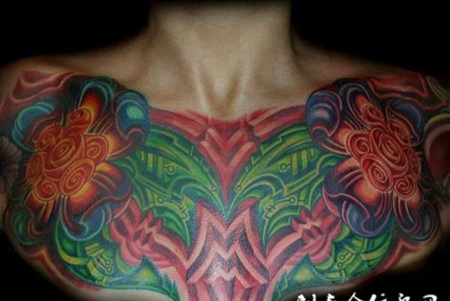 胸口上的机械纹身图案