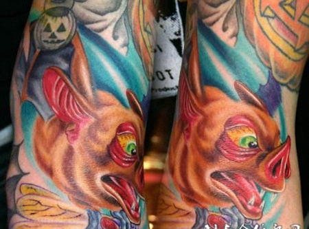 胳膊上的动画猪纹身图案