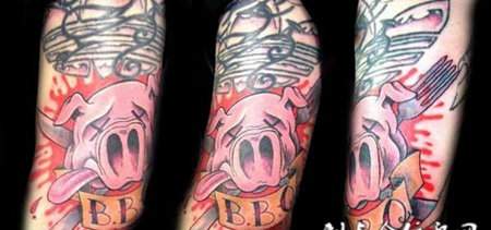 大臂上的猪头纹身图案