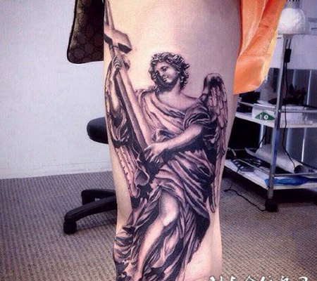 大腿上的十字架天使纹身图案