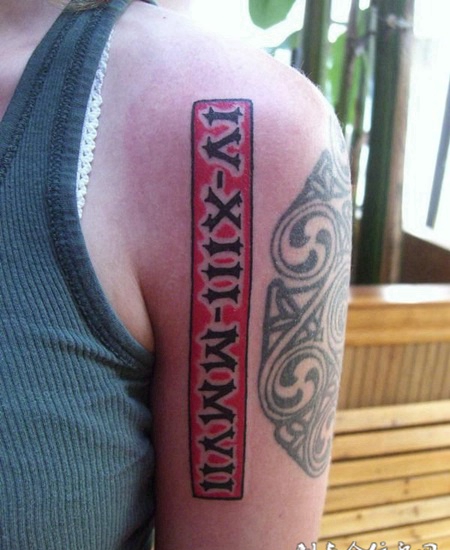 大臂上的竖条罗马文字纹身图案