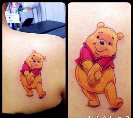 肩膀上的维尼熊纹身图案