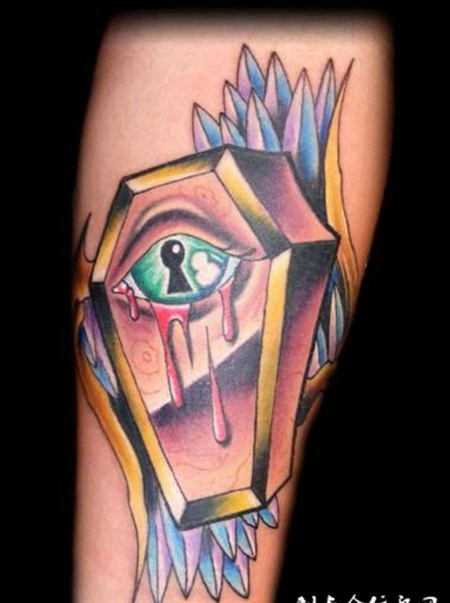 胳膊上的锁眼眼睛纹身图案