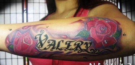 小臂上的英文玫瑰花纹身图案