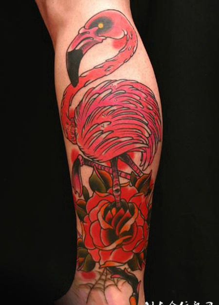 小腿上的玫瑰鸟纹身图案