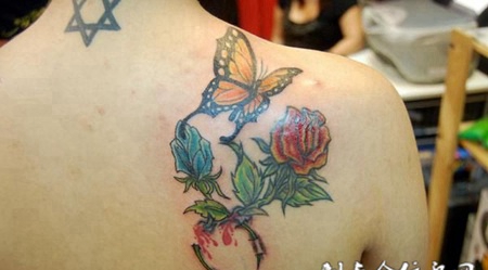肩胛骨上的蝴蝶玫瑰花纹身图案