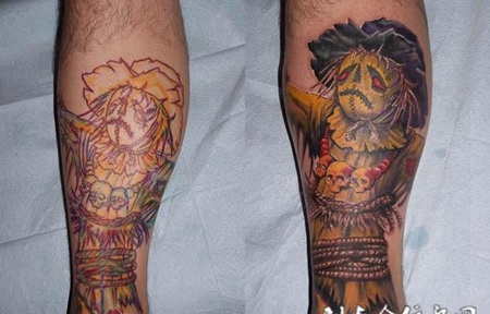 小腿上的遮盖稻草人纹身图案