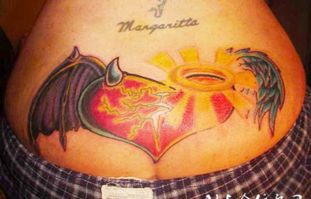 后腰上的恶魔心翅膀纹身图案