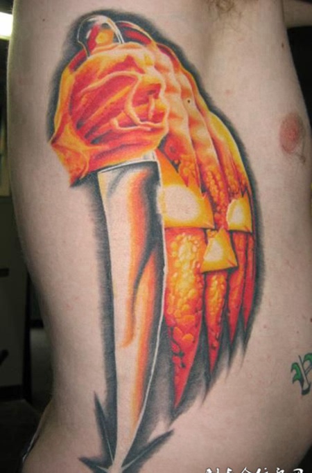 身侧的匕首火焰手纹身图案